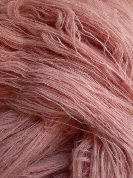栗染めのラムウール糸。灰みの桃色。