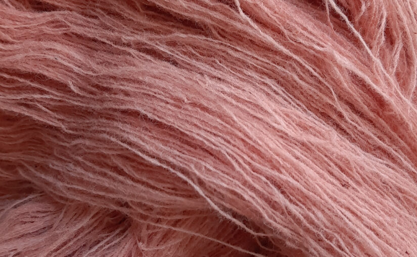 やさしい色のストールを織っています。―栗染めとコチニール染め